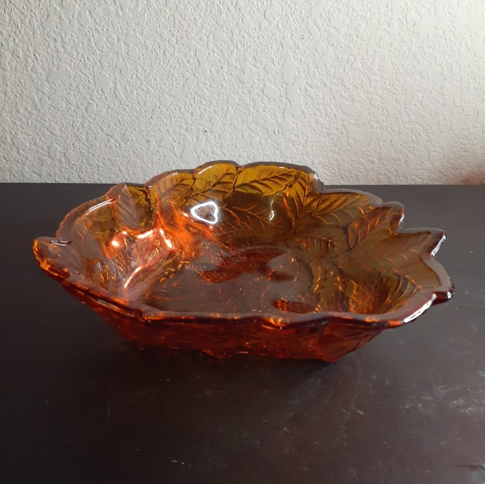 GORGEOUS VTG Fenton Black Berry Leaf Pattern 7" Amber Decorative Bowl.